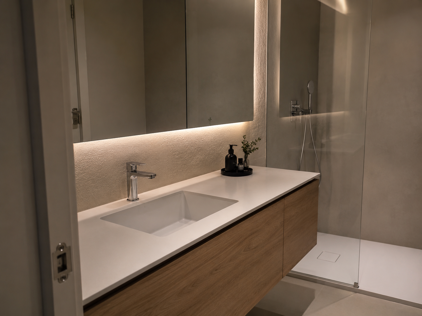 Un baño que suma calma: pared mate con LED, lavabo blanco brillo, grifería