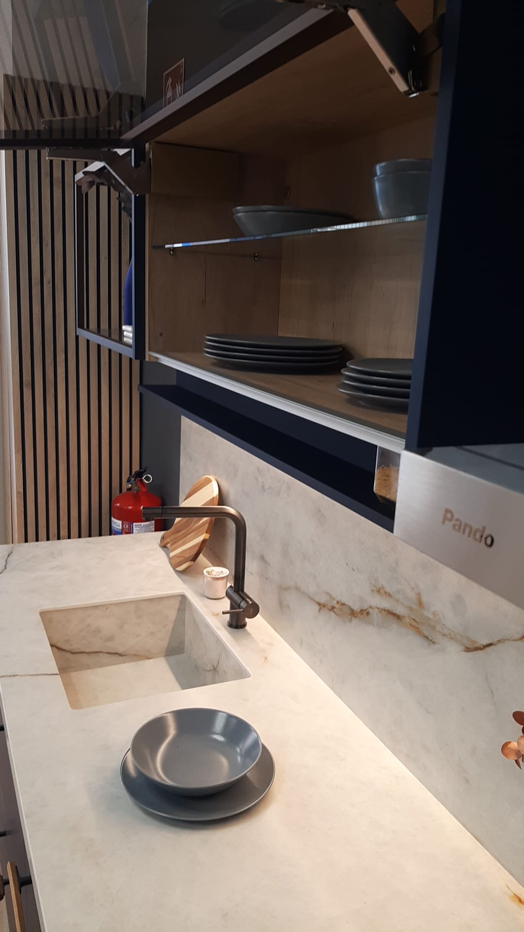 Detalle 3 del módulo Cocina Miami Japandi en azul mate