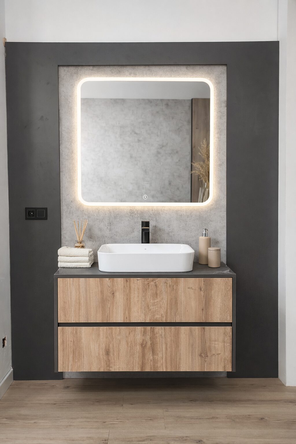 Baño Basalto Natural con mueble de roble y piedra natural — Meraki Zaragoza