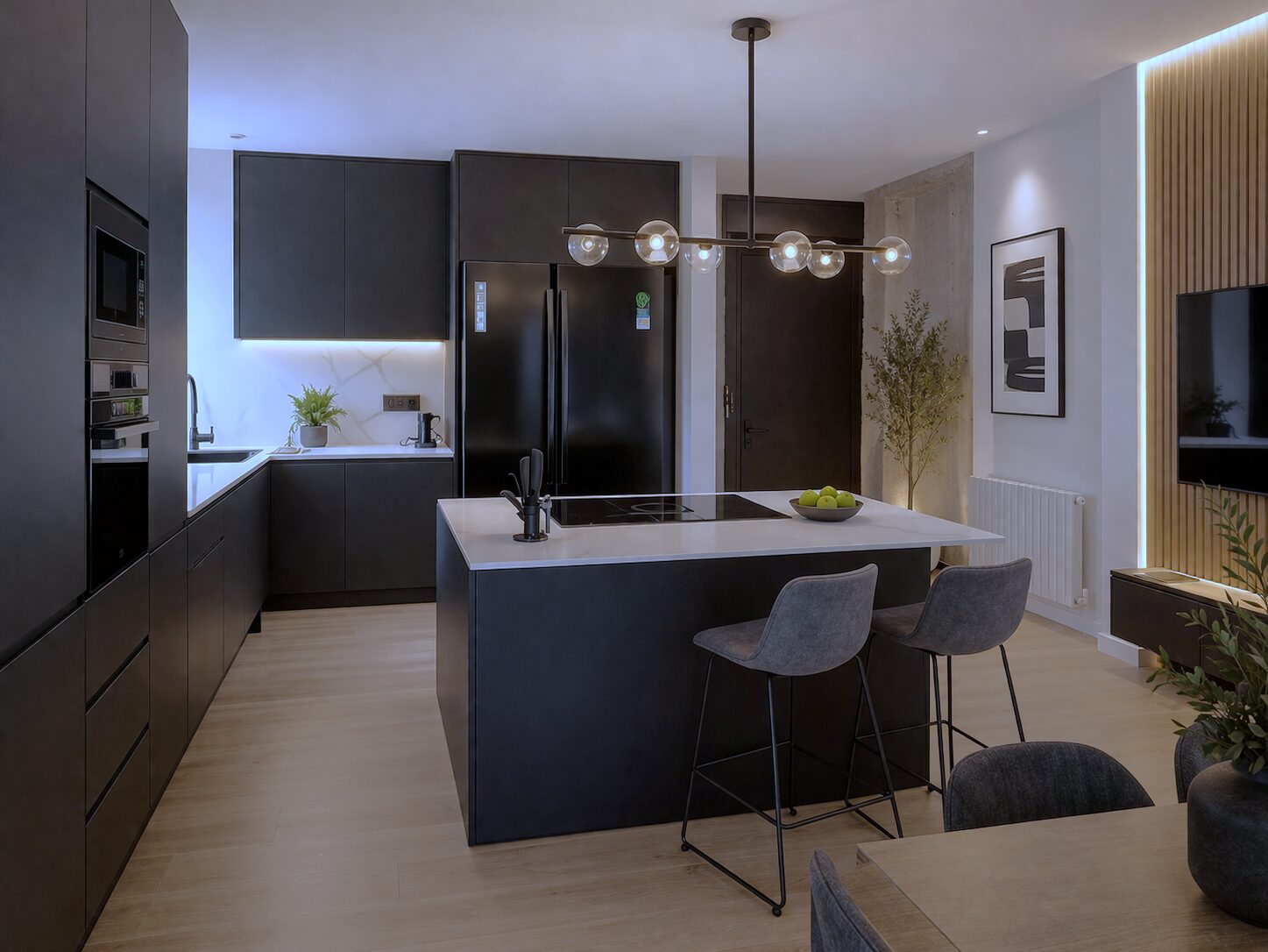 Cocina Nox atemporal en tonos oscuros con isla iluminada — Meraki Zaragoza